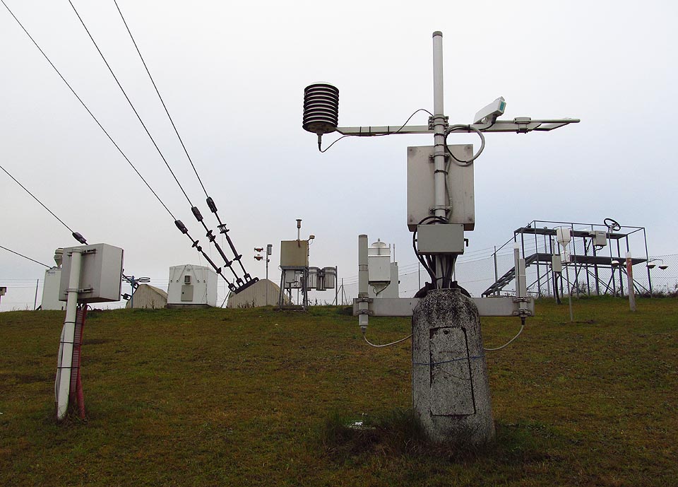 Zařízení na tomto kříži (narozdíl od většiny křížů v české krajině) měří mj. radiační pozadí košetické observatoře.