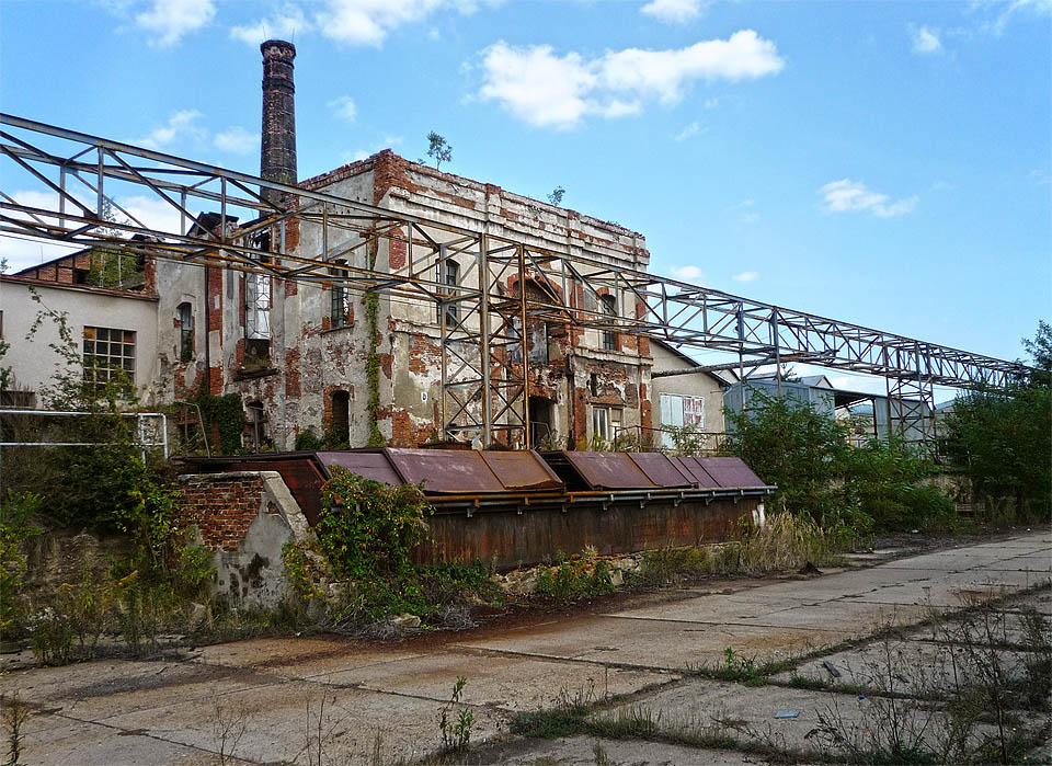 Původně měl důl Julius komíny dva, v 60. letech 20. století byl ale parní pohon těžního stroje nahrazen elektrickým a tak potřeba jednoho z nich zmizela.