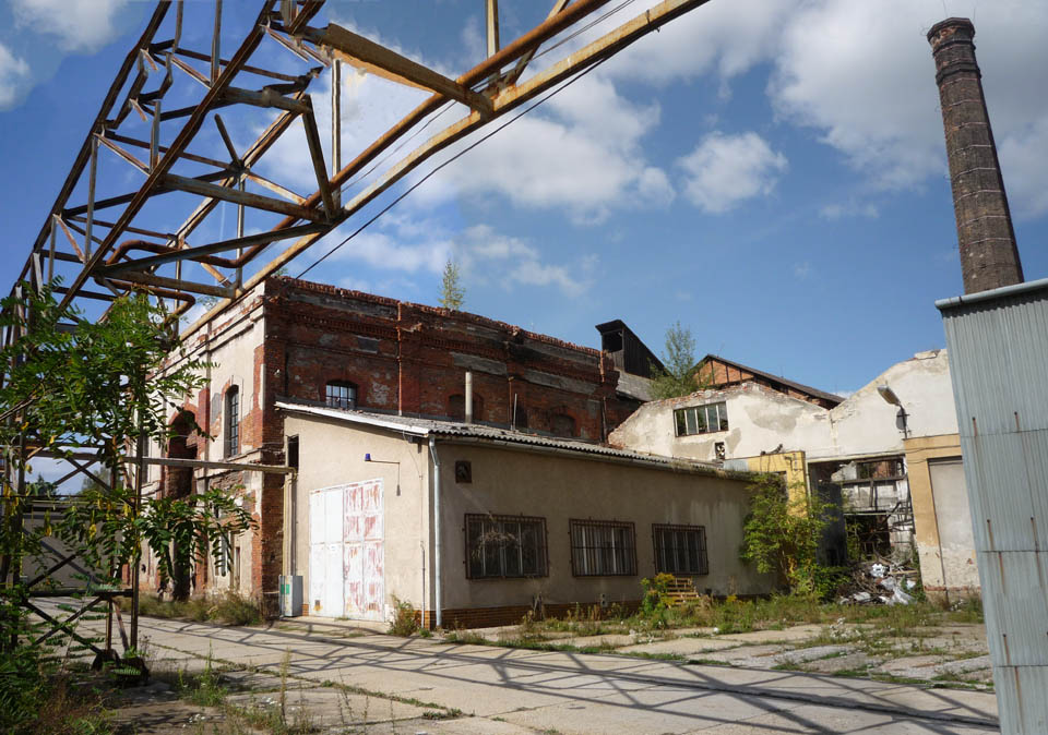 Osmiboký hranolový komín byl nakonec tím posledním, co z dolu Julius zbylo. Po zasypání jámy a sbourání většiny budov byl odstřelen 28. ledna 2013.