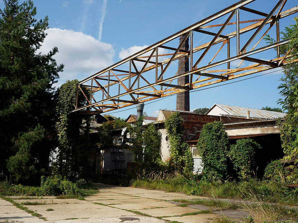 Opuštěný důl obrůstající psím vínem působil v odpoledním sluníčku smutně ale zároveň povznášel duši milovníků <a href=/Tema/Industrie>industrie</a>.