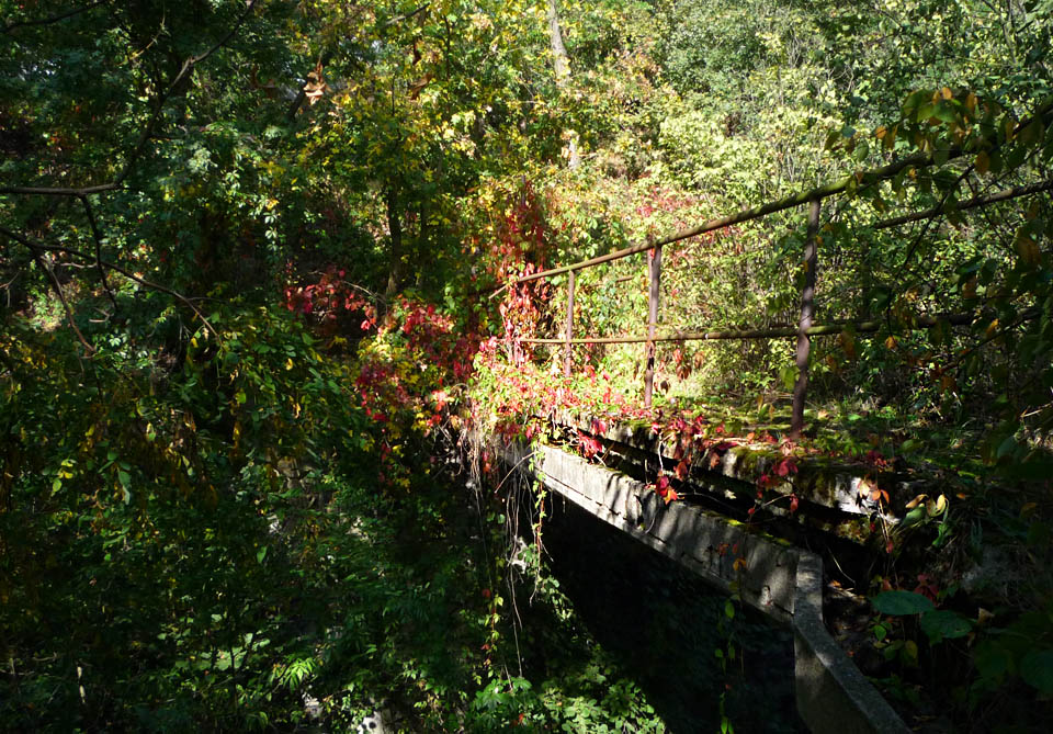 Betonová lávka přes zářez <a href="/Tema/Vle%C4%8Dka%20Zast%C3%A1vka%20u%20Brna%20-%20d%C5%AFl%20Julius">bývalé vlečky</a>. Tudy už vlaky nepojedou.