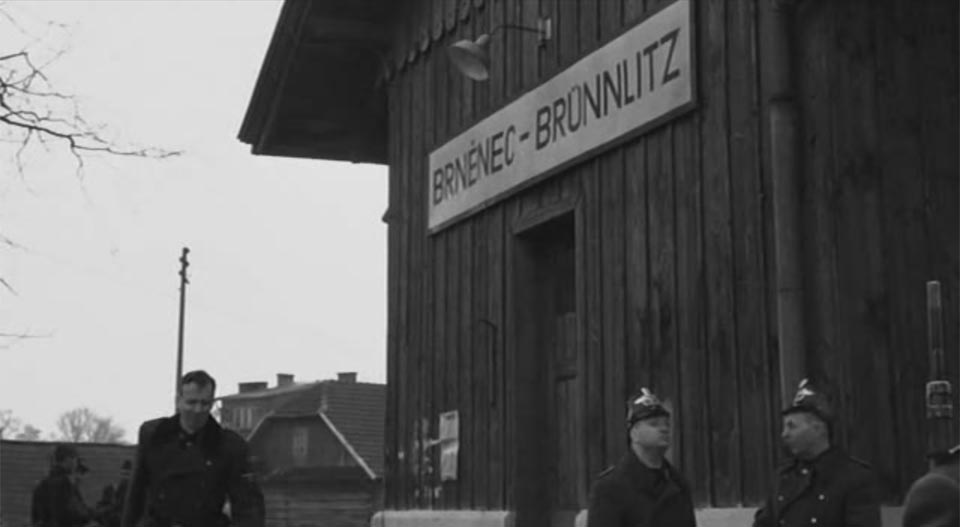 Filmaři se při natáčení známého Spielbergova filmu Schindlerův seznam dopustili řady nepřesností. Pomineme-li neexistující elektrifikaci dráhy, po které ve filmu přijíždějí Židé (film se točil v Polsku), je na snímku vidět další železniční nesrovnalost. Odhalíte ji?