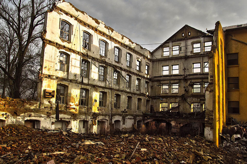 O pár let později zbyly z továrny jen trosky. Pro exploataci cenných částí továrny nebylo zapotřebí ani zbourání obvodových zdí a ty proto trčí na dně údolí jako výmluvné memento zkázy českého průmyslu.