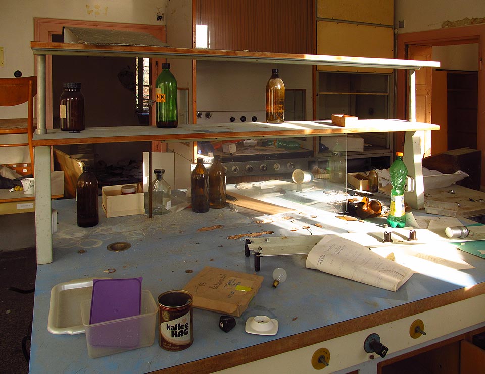 Laboratoře vypadají, jako by z nich (nepořádní) chemici odešli včera.