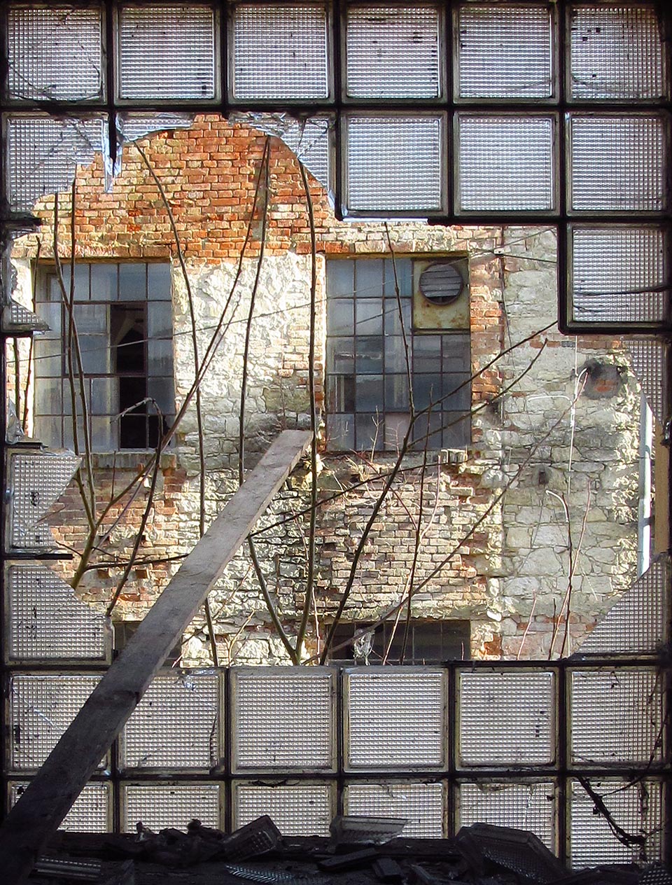 Ani Vitka nebyla ušetřena řádění primitivů, jež si nenechali ujít příležitost leccos zničit a znečistit.