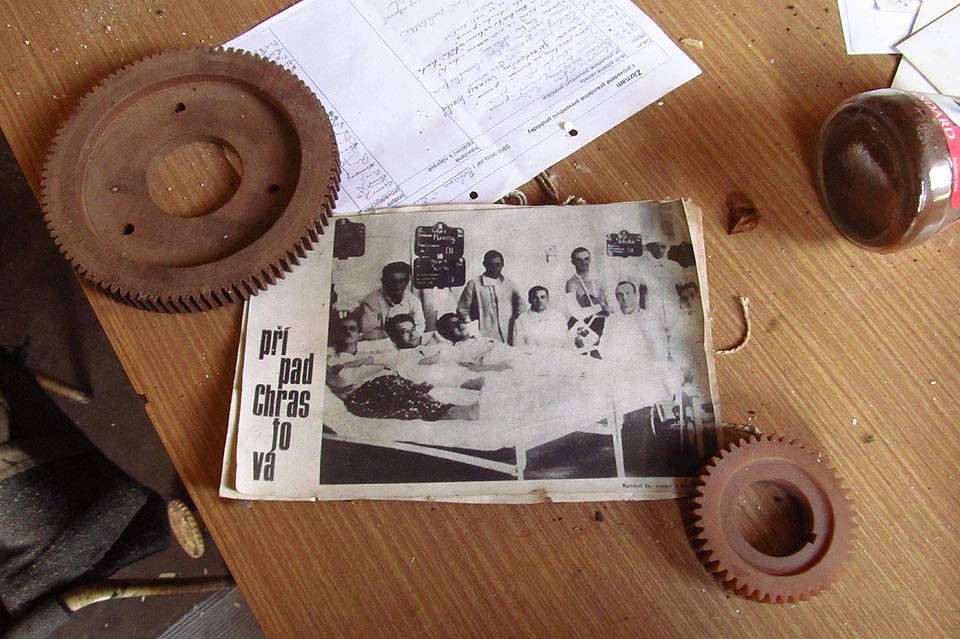 V sousední Moravské Chrastové došlo poslední říjnovou noc roku 1938 při obsazování pohraničí německou armádou k mimořádné události - Němci v rozporu s Mnichovskou dohodou překročili vytýčenou hranici budoucí 2. republiky a zabrali Moravskou Chrastovou. Bleskově začala obranná akce Československé armády, které se podařilo od 3. hodinny ranní zformovat z rozptýlených jednotek 13. pluku formaci, která do 9:00 dobyla obec zpátky za ztráty 4 vojáků, jejichž pomník dnes v Moravské Chrastové stojí. 