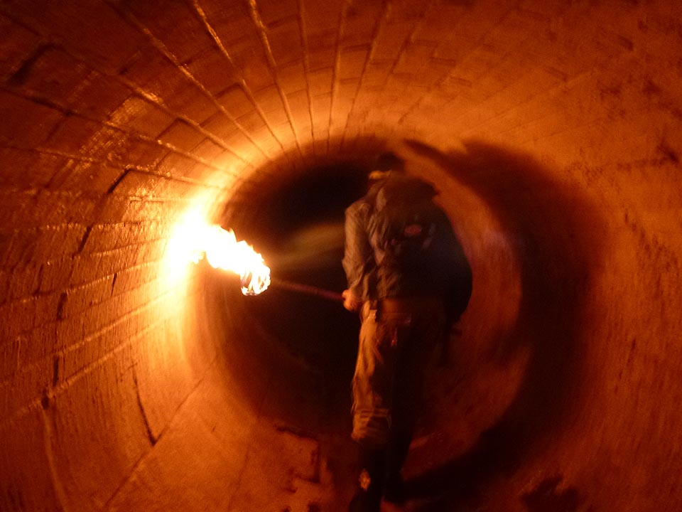 Průzkum jedné z odboček s loučí.