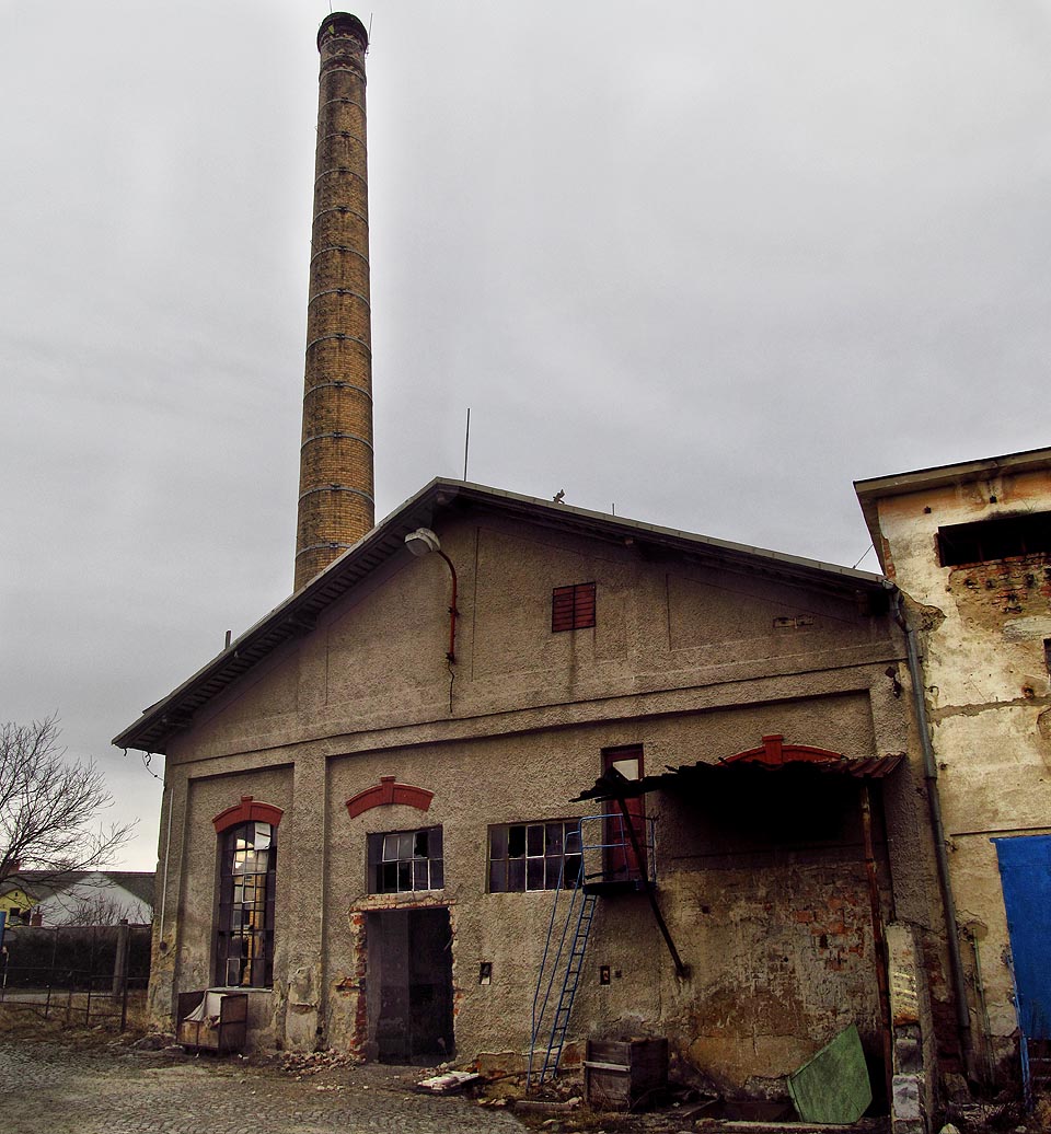 Pozůstatky továrny Zlatex ve Zlatých Horách.