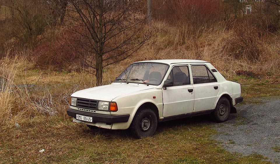 Auto jsme nechali na týden za nádražím v Jakartovicích. Snad se mu tady nic nestane.