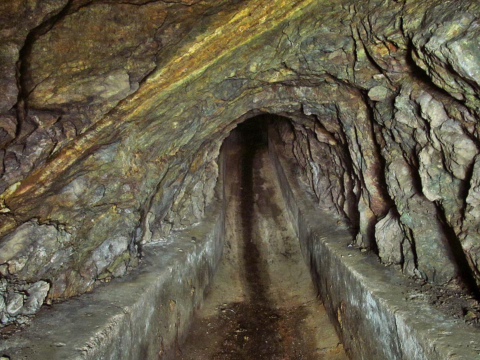 Místy je štola vyzděná, tam kde však cihly ani beton nezakrývají původní horninu, lze narazit i na takové zlaté žíly.
