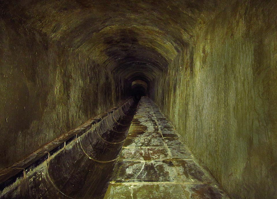 V dolní části je štola napojená na kanalizaci moderní vodorovnou spojkou.