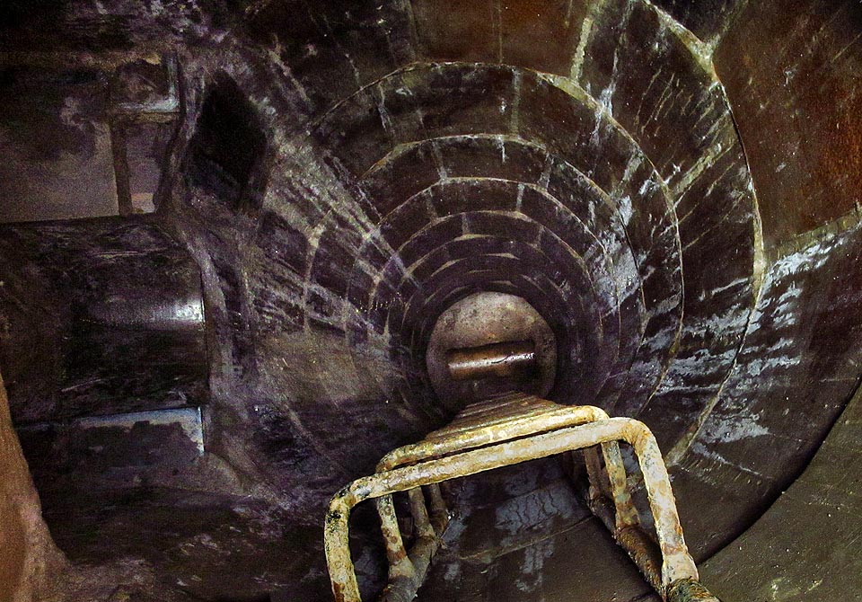 Po vodorovném úseku následuje svislá šachta, kterou se štola vrací k původní výšce. Kam vedla dál, dnes již nelze vysledovat, v hlubině ale mizely vody směrem, do kterého se v 70. letech propadl kus ulice Pekařské vč. tramvajové zastávky.