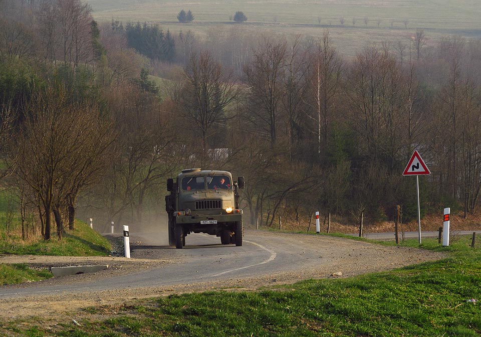 Historické vozidlo potěšilo zraky (a nosy) mužské části výpravy. Praga si poradí i s drsnějším karpatským terénem.