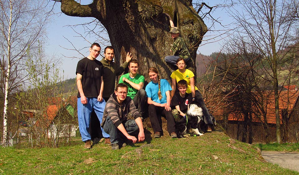 To je nás osm: ¥, já, Tomáš, Sova, Anežka, Vítek, Drobek a Volta s ?.