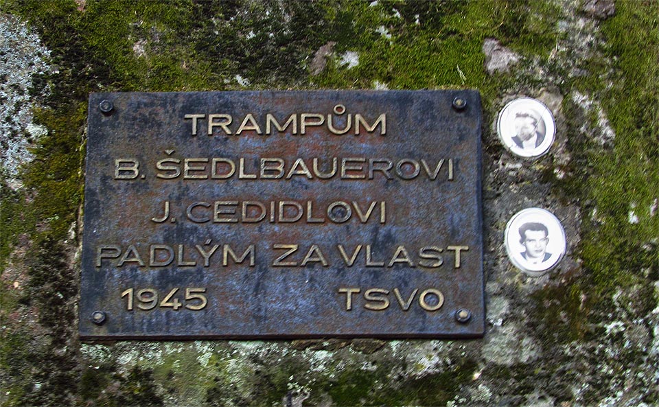 Pamětní deska na Pulčínských skalách připomíná život a smrt dvojice trampů - hrdinů: B. Šedlbauera a J. Cedidla.