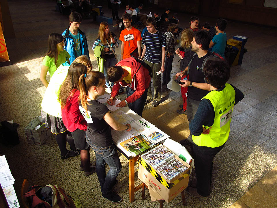 Také toho využil rekordní počet účastníků. Týmů bylo 44, soutěžících skoro 100.