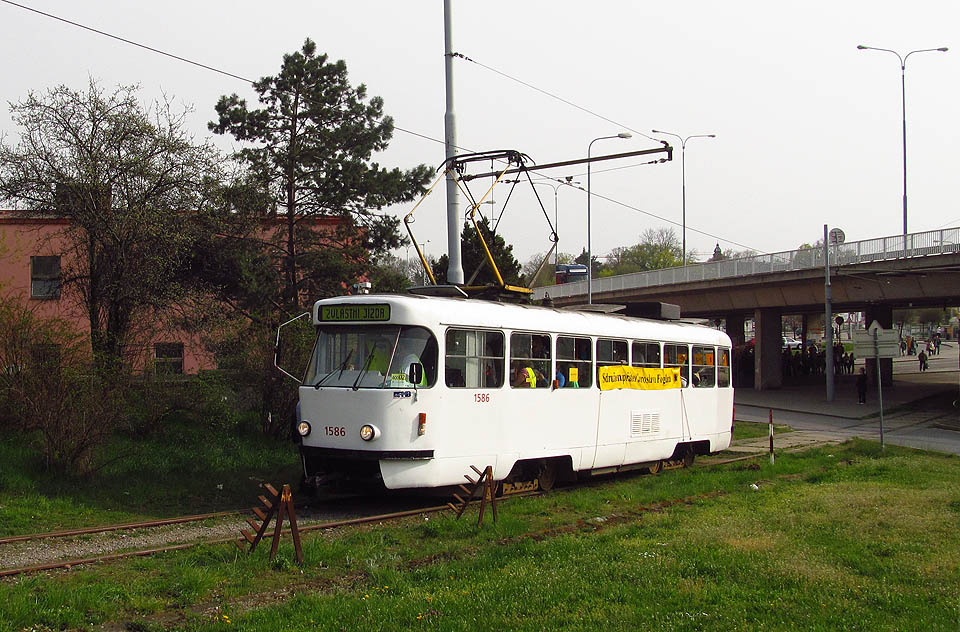 Účastníci nastupují do soutěžní tramvaje na <a href=/tema/Vle%C4%8Dka%20Brno-Kr%C3%A1lovo%20Pole%20-%20dopravn%C3%AD%20podnik>vlečce dopravního podniku</a>.