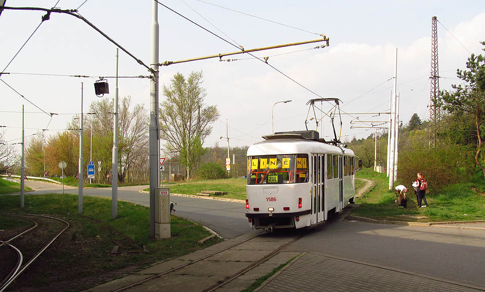 Tramvaj couvá od kolejiště <a href=/tema/Brno-Kr%C3%A1lovo%20Pole%20%28%C5%BEst%29>stanice</a> ke kolejišti smyčky před svojí cestou do neznáma.