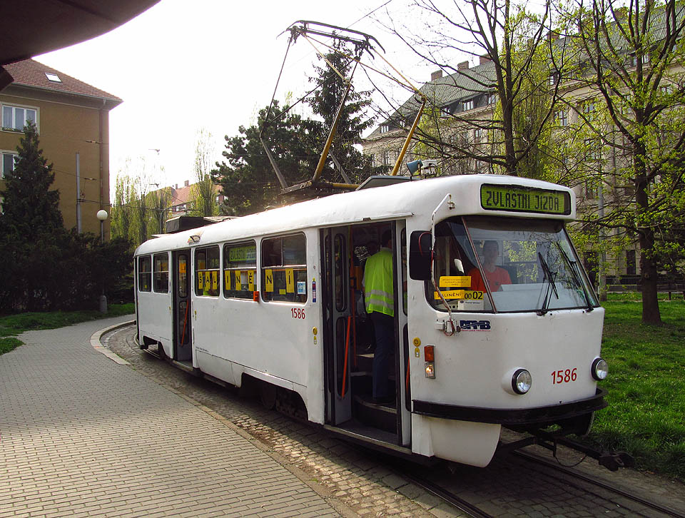 Tramvaj Šalinění ve smyčce Zemědělská.