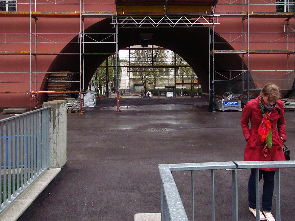 A konečně Elvira: na jdiné fotce, kterou máme, se dívá do země.