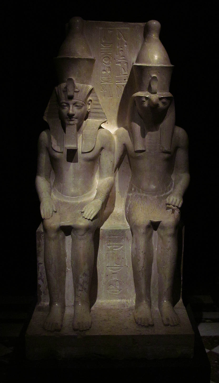 Z každého období je tu několik místností památek a není v silách laika si zapamatovat všechno. Odnášíme si především úchvatný dojem.