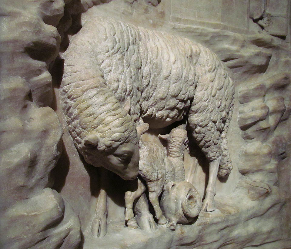 Z antik jsme zachytili alespoň mramorovou kojící ovci. Bohatost víeňských sbíek je s českými muzei nesrovnatelná.