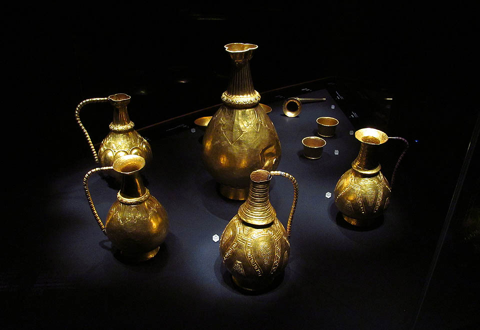 Stejně jako středověké vládce, zaujalo nás v tomto období především zlato.