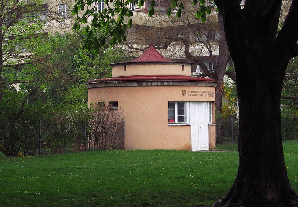 Zpět do přítomnosti. Užitou architekturu obdivujeme v komplexu obytných domů Karl-Marx Hof.