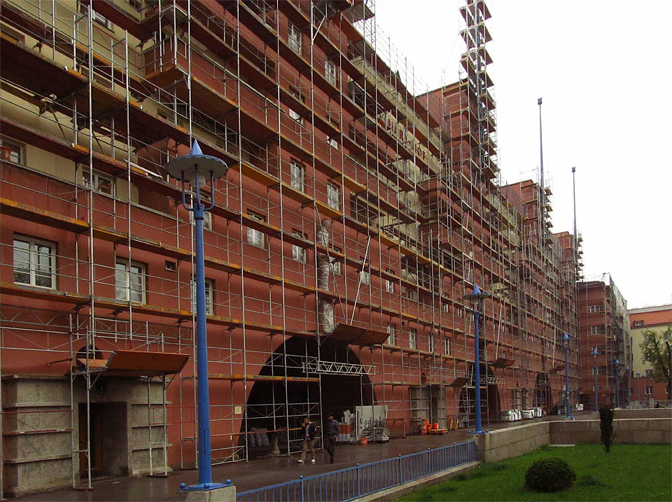 Kvůli obytnému komplexu Karl-Marx Hof jsme jeli přes půl města, abychom zjistili, že je beznadějně obehnán lešením.