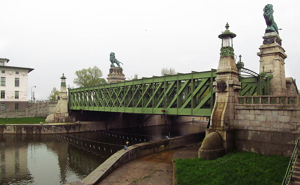 Schemerlův most se jmenuje podle rytíře Josefa Schemerla von Leytenbach, rytíře, který jako první navrhl v roce 1810 systém protipovodňové ochrany a lodní dopravy ve Vídni.