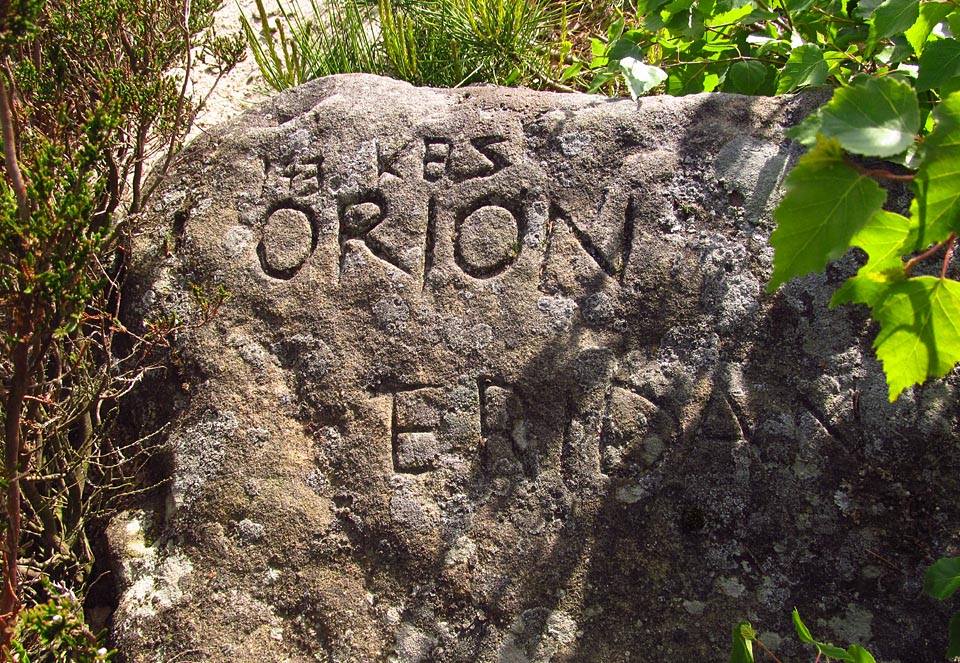 Tenhle nápis bude na budislavské skále zanedlouho deset let od dob legendární orioňácké výpravy se Stopařem.