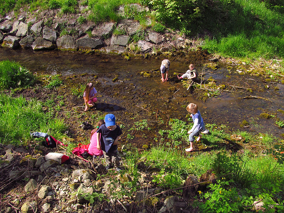 Nedaleko vývěru Loučné konečně vyprahlou krajinou proudí voda. Hydrologicky velic zajímavé místo s občasnými toky, podivnými studánkami a podzemními potoky nás zlákalo.