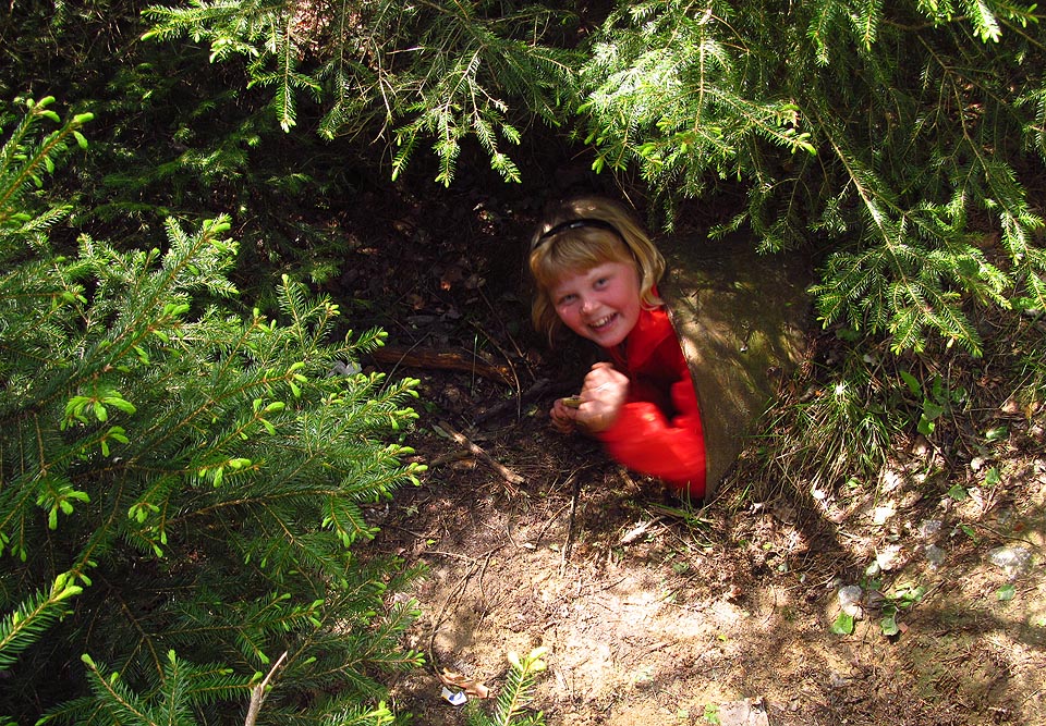 Alespoň malé podzemíčko najdeme prakticky všude. Lucie leze z díry.