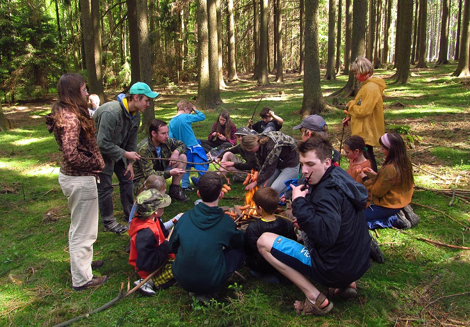 Táboření, jak má být; obědváme na mechu v Toulovcových maštalích.