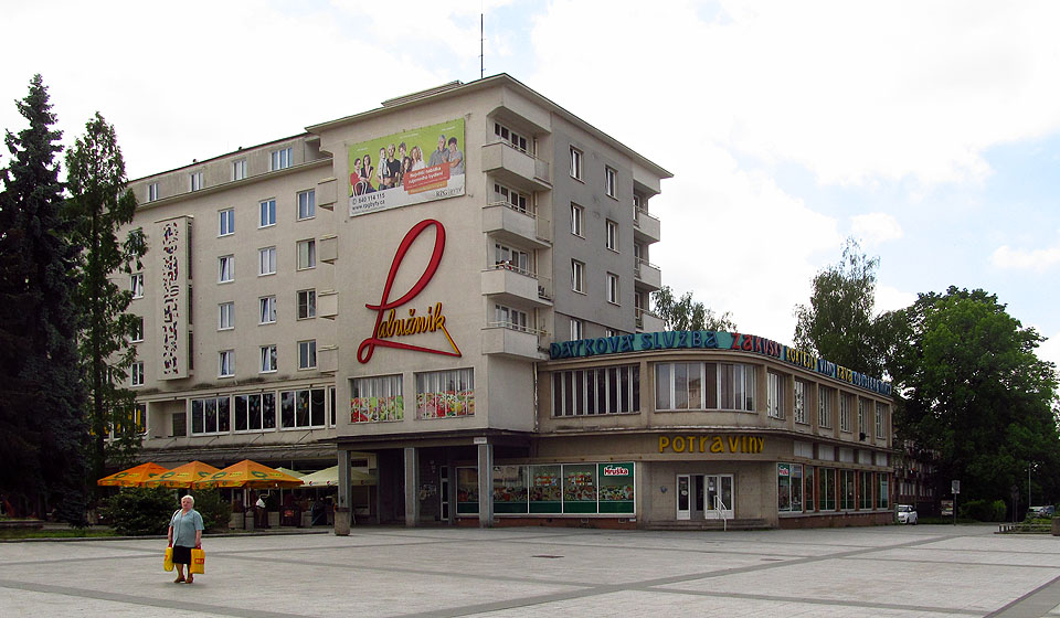 Loučíme se pohledem na lahůdkářství Labužník vybavené stylovým nápisem z 60. let 20. století.