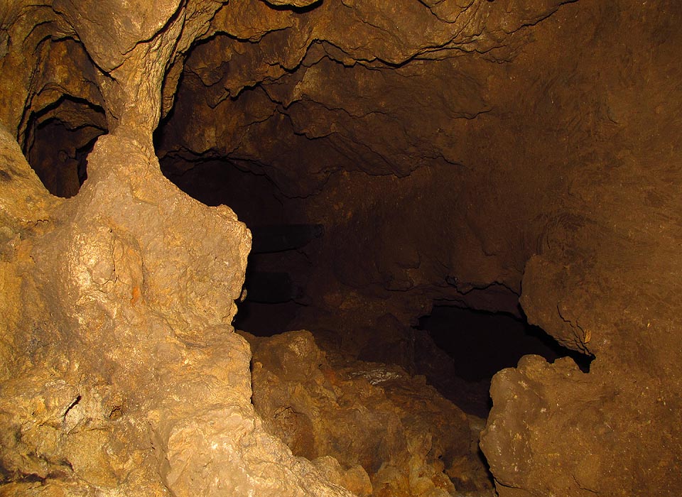 V zadní části přecházejí uměle rozšířené štoly do přirozených jeskynních prostor. Nechybí plaziky ani svislé komíny nabízející členitý labyrint chodeb.