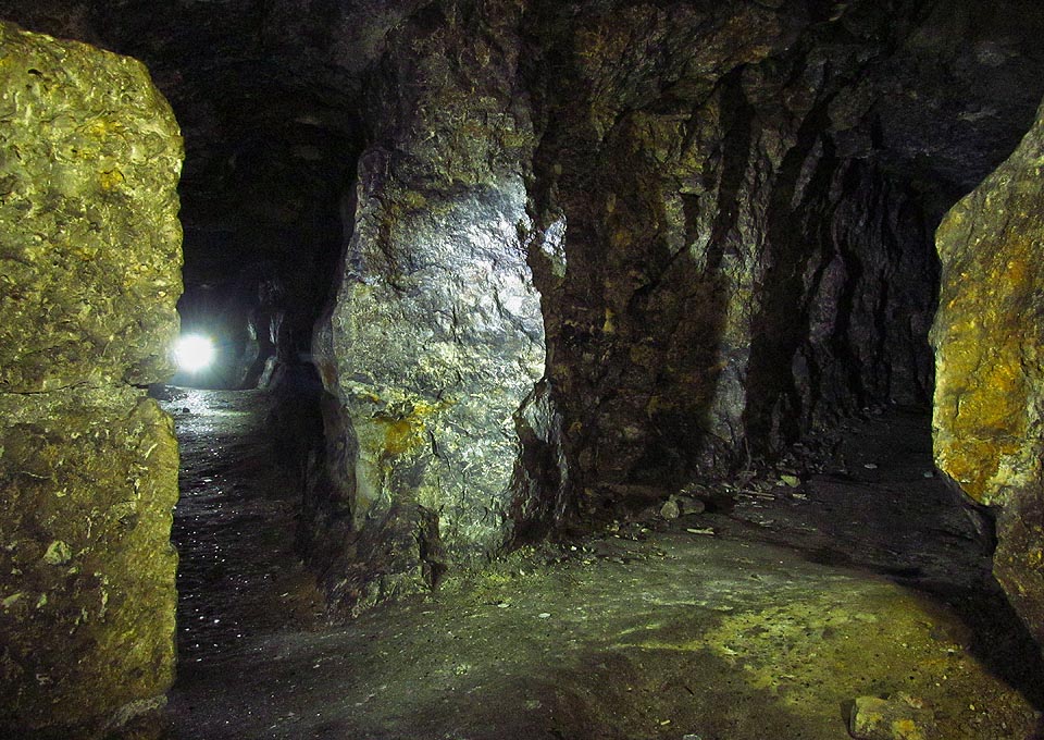 Ve vyšším patře tvoří proražené štoly komplex s uzavřeným okruhem chodeb.