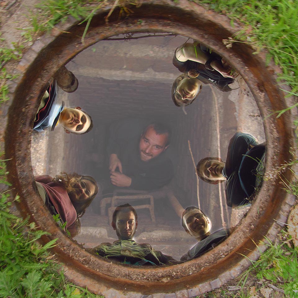 Čtyřrozměrný obrázek: pohled na sedm statečných současně dolů do kanálu a nahoru z kanálu.