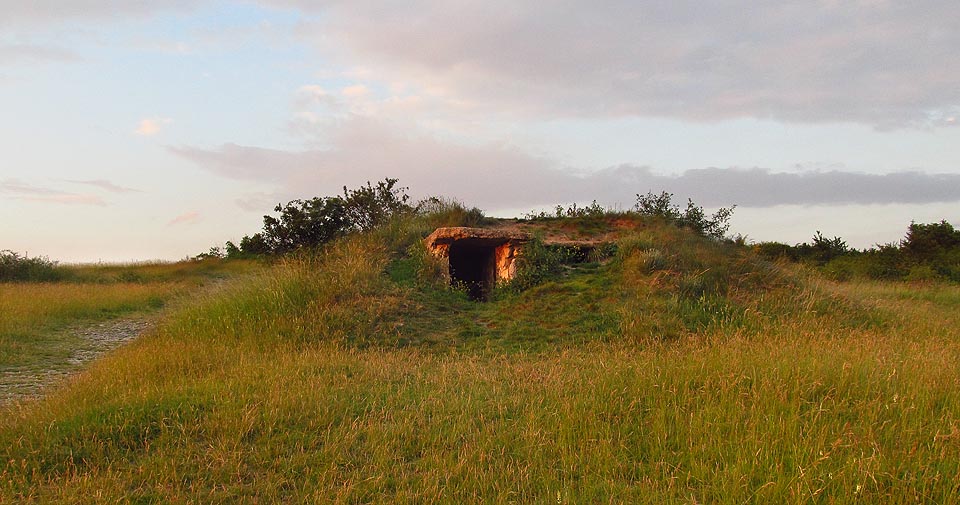 Stránská skála je podzemím doslova provrtaná. Vykukuje na člověka ze všech stran i ve chvíli, kdy se rozhodne, že už jde definitivně domů.