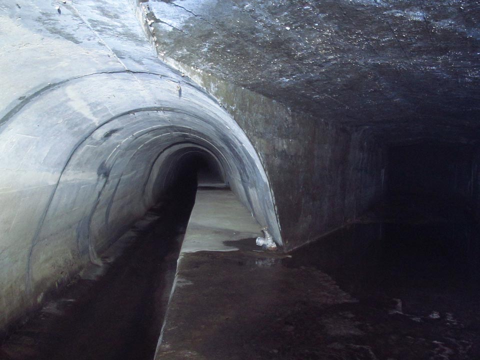 Odboček je v tunelu několik. Na zabloudění to ale není.