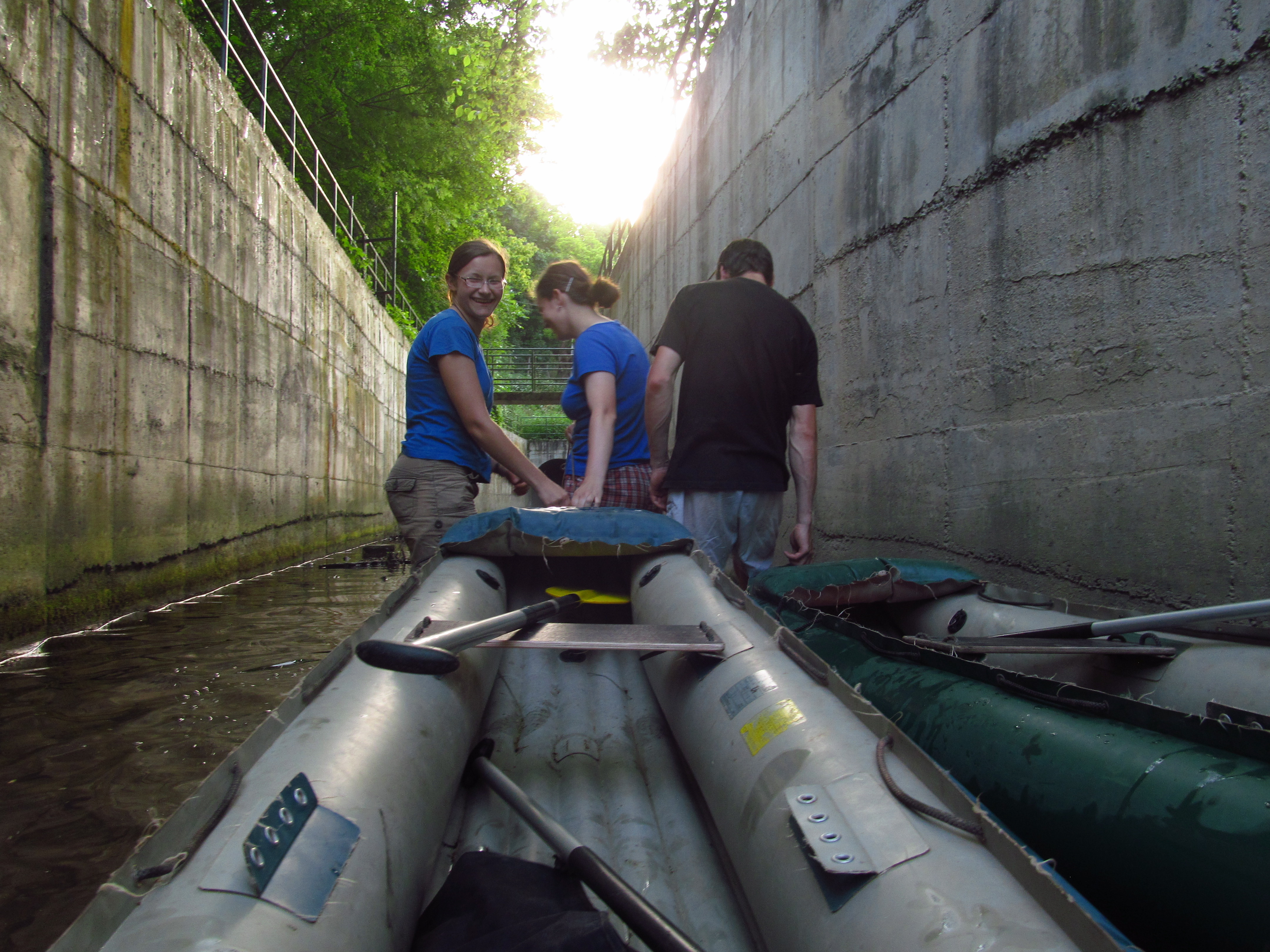 Díky si vzyl jednotně modrá trička a táhnou mě do tunelu.
