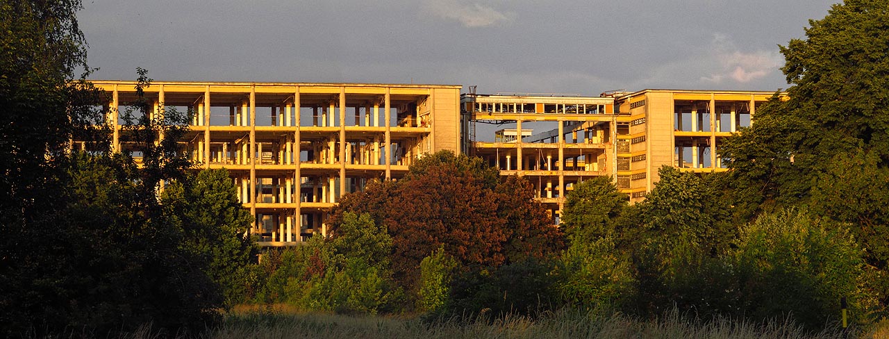 Pohled od západu na dvě ze šesti křídel hlavní budovy.