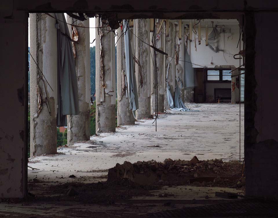 Závěsy nepravidelně pleskající ve větru jako by hrály divadlo.