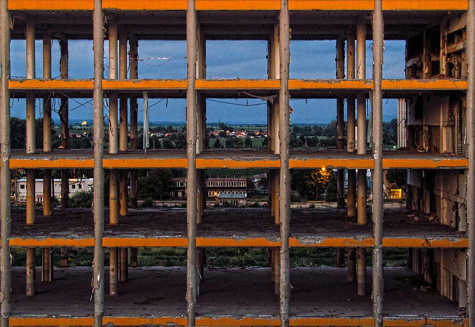 Děsivá pravidelnost a prázdnota působí za setmění skličujícím dojmem. Tady nahoře je jaksi jinak než dole na zemi…