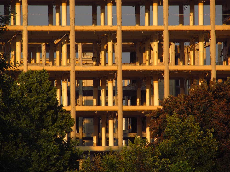 Z budov už nezbylo o moc víc než betonová kostra.