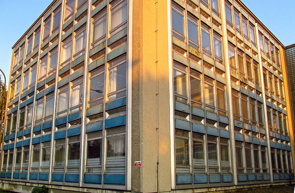 Na rozdíl od většiny bouraných továren je OP Prostějov moderní budovou.