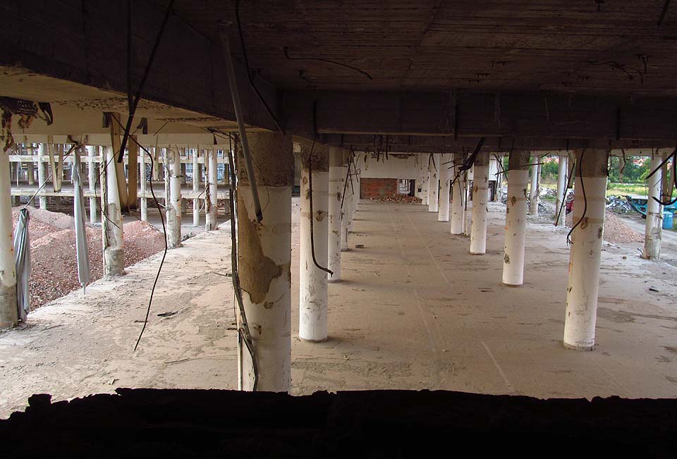 Pohled na jedno z typických pater z mezipatra na schodišti.