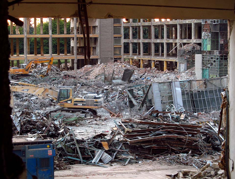 Uvnitř areálu přes den hodují ocelové obludy pojídající beton a kovy.