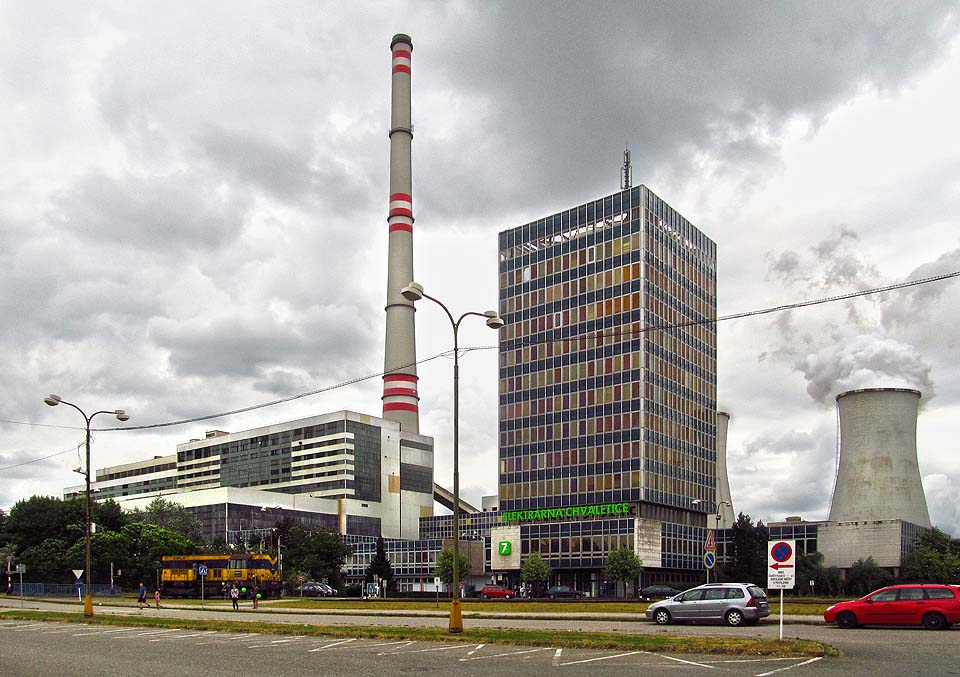 Elektrárna Chvaletice byla postavena v letech 1973-1979 na místě někdejšího pyritového dolu. Vydolované území se dnes používá jako překladiště uhlí. 