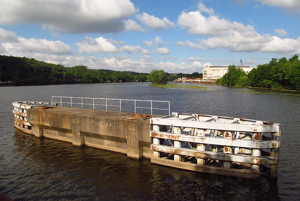 Jako jedna z mála disponuje chvaletická elektrárna nejen vlastní železniční vlečkou, ale také uhelným přístavištěm.